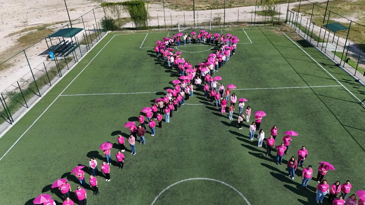 Nava: Forman lazo humano en la Universidad Tecnológica del Norte de Coahuila para concientizar sobre el cáncer