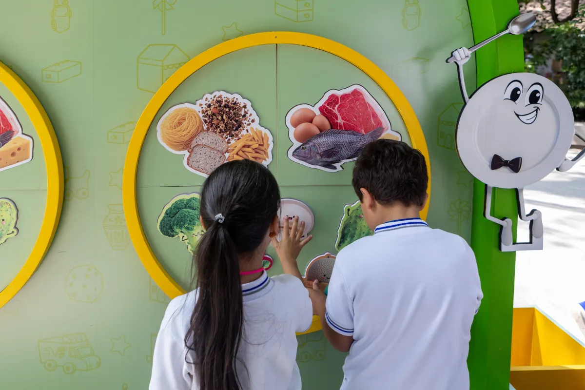 A través de la música enseñan a los niños a tener una alimentación saludable