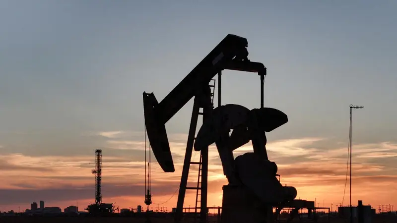 EU presiona al G7 para liberar 100 millones de barriles de petróleo y diésel