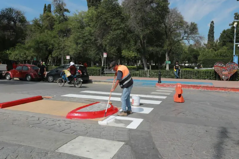 Limpian arroyo Ceballos y refuerzan pasos peatonales en el Centro Histórico de Saltillo