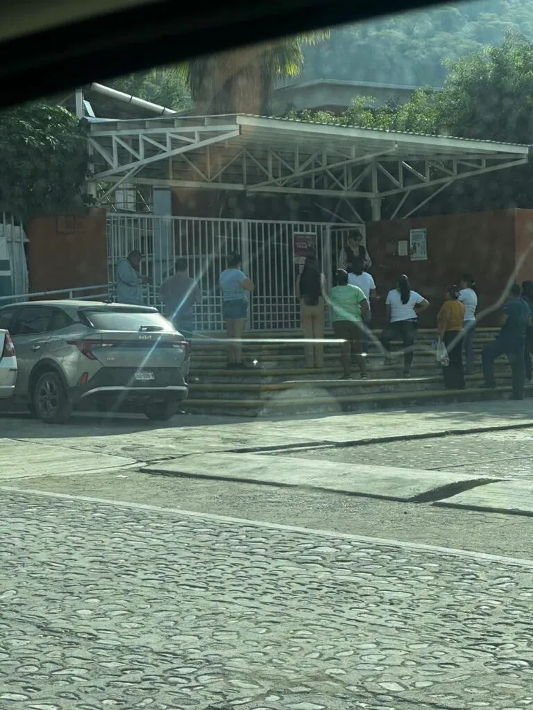 Usebeq da aviso al 911 y contacta a padres tras hallazgo de arma de fuego en secundaria en Jalpan
