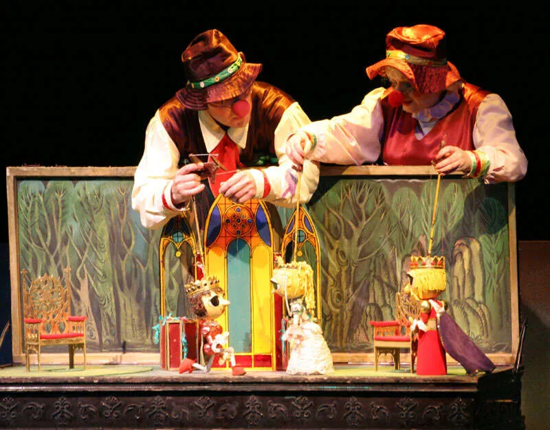 Un gran teatro de títeres sin cabeza