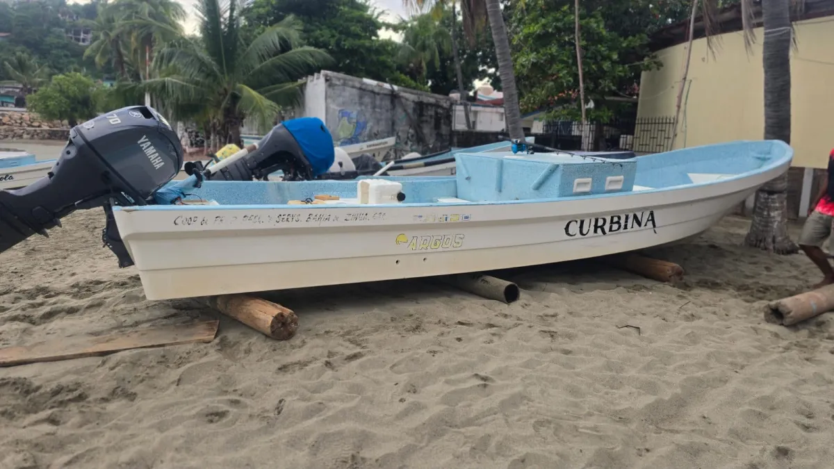 Rescatan con vida a pescador que quedó a la deriva en costa de Zihuatanejo
