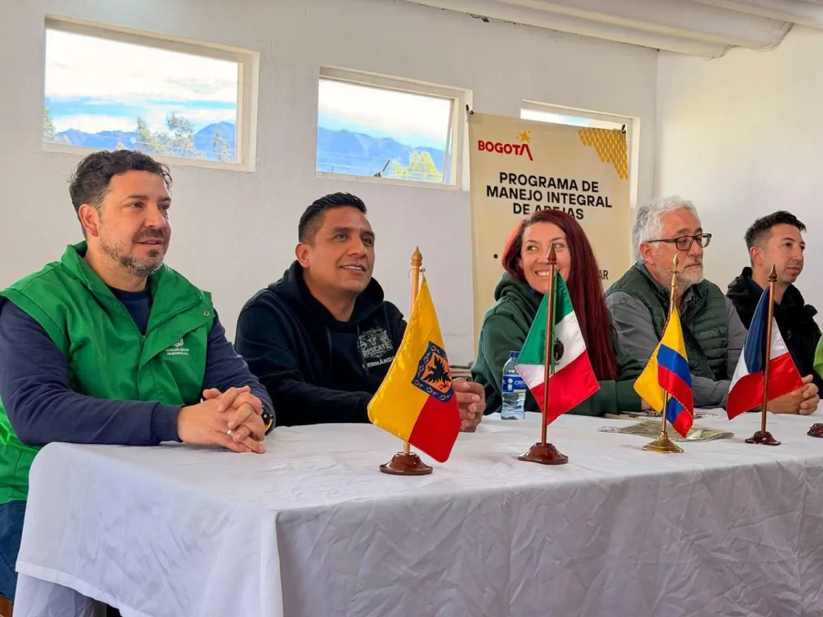 El Marqués capacita al IMPA en Colombia para el rescate de abejas