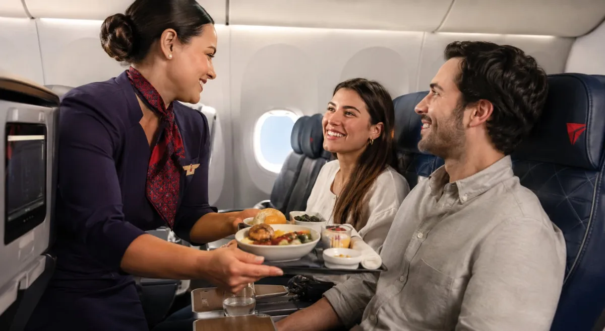 ¿Quién cocina lo que comes en un avión? Entramos a la cocina detrás de los vuelos
