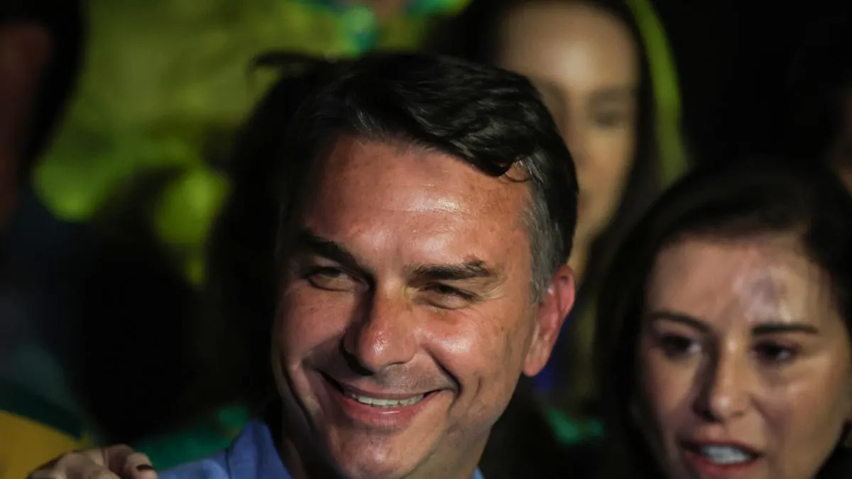 Flávio Bolsonaro habría viajado a Estados Unidos tras perder las elecciones en Brasil
