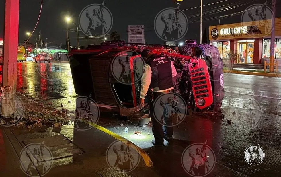Vuelca Jeep en la López Mateos y huye a pie