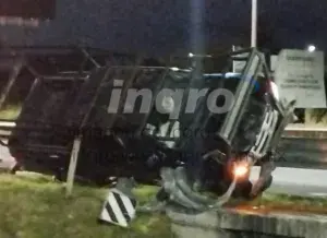 Auto vuelca en la 57 a la altura de Casa Blanca