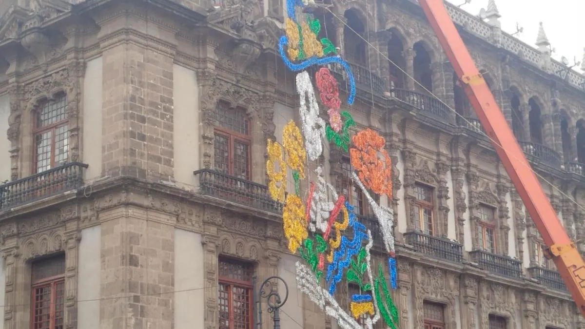Día de Muertos comienza a apoderarse del Zócalo para instalación de mega catrina