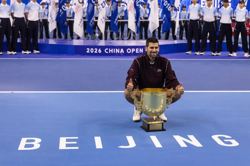 Novak Djokovic vuelve a reinar en China: campeón tras retiro de De Minaur y llega a 102 títulos