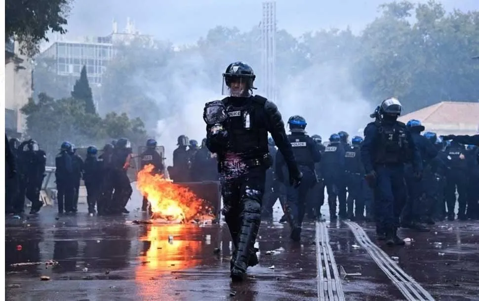 Chocan manifestantes y Policía en protestas en Francia