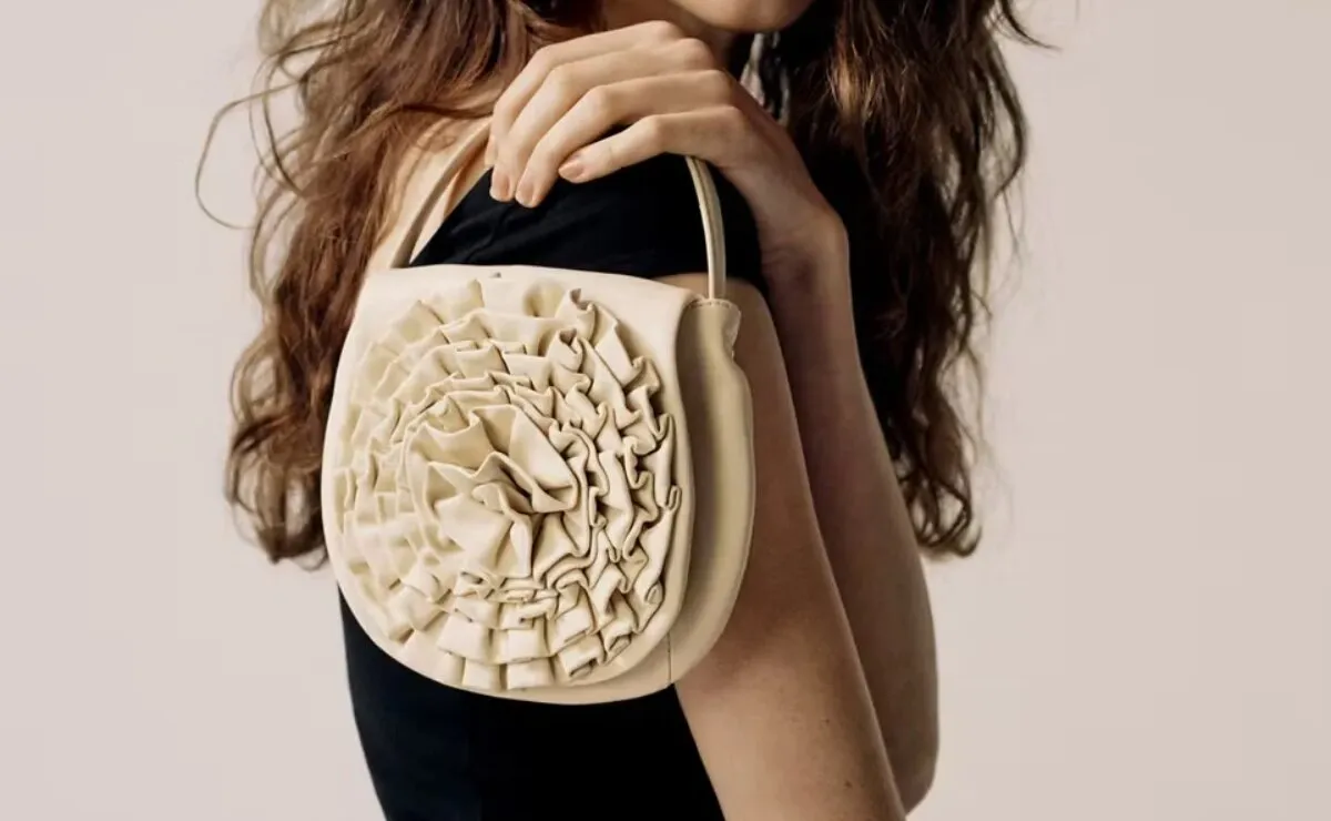 Ni logos llamativos ni adornos excesivos: apuesta por este bolso de piel con flor en relieve