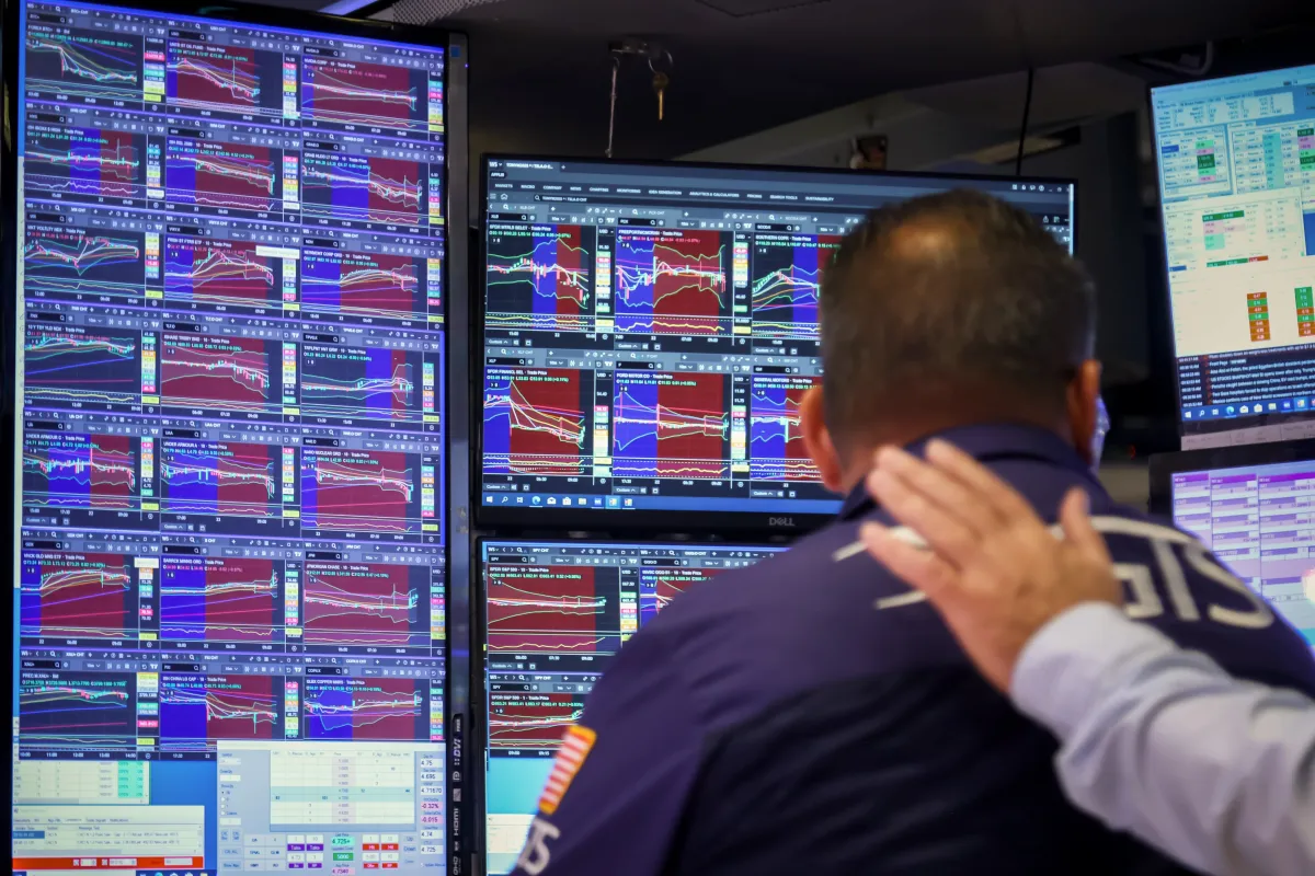 Wall Street abre mixto en espera de reportes corporativos en EU: ¿Cómo operan sus acciones?