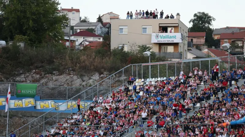 Croacia llena el estadio con niños para evitar las gradas vacías ante Inglaterra