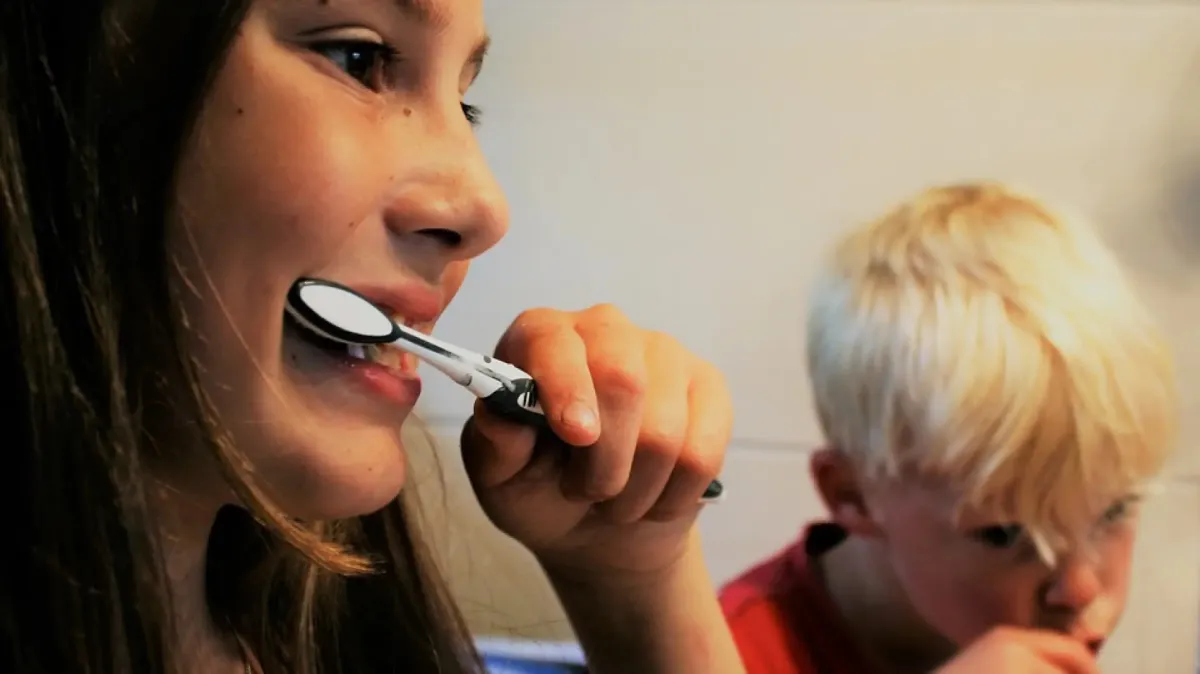 Waterpik frente al cepillo dental: ¿es realmente mejor para limpiar los dientes?