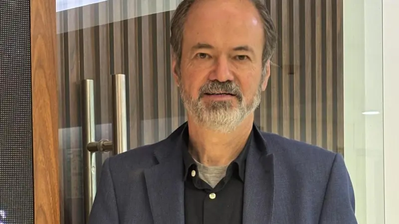Premio Carlos Fuentes 2026 sorprende a Juan Villoro: "es un compromiso para seguir chambeando"