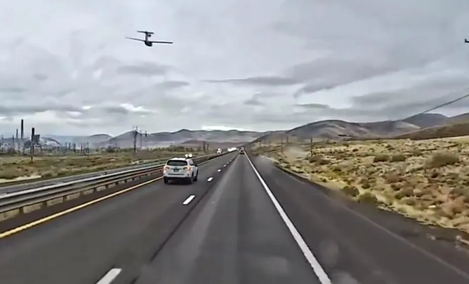Aterriza de emergencia una avioneta en autopista de Nevada