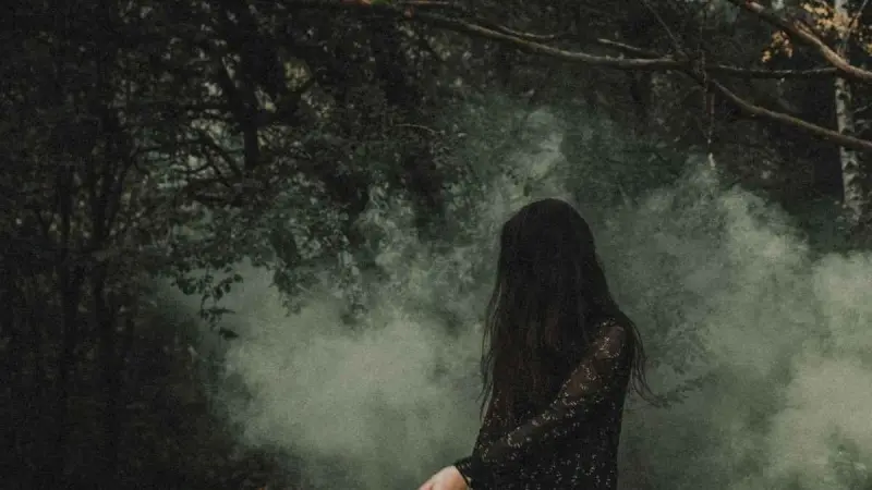 Qué es el ‘whimsigoth’: la tendencia brujil del otoño con toques noventeros