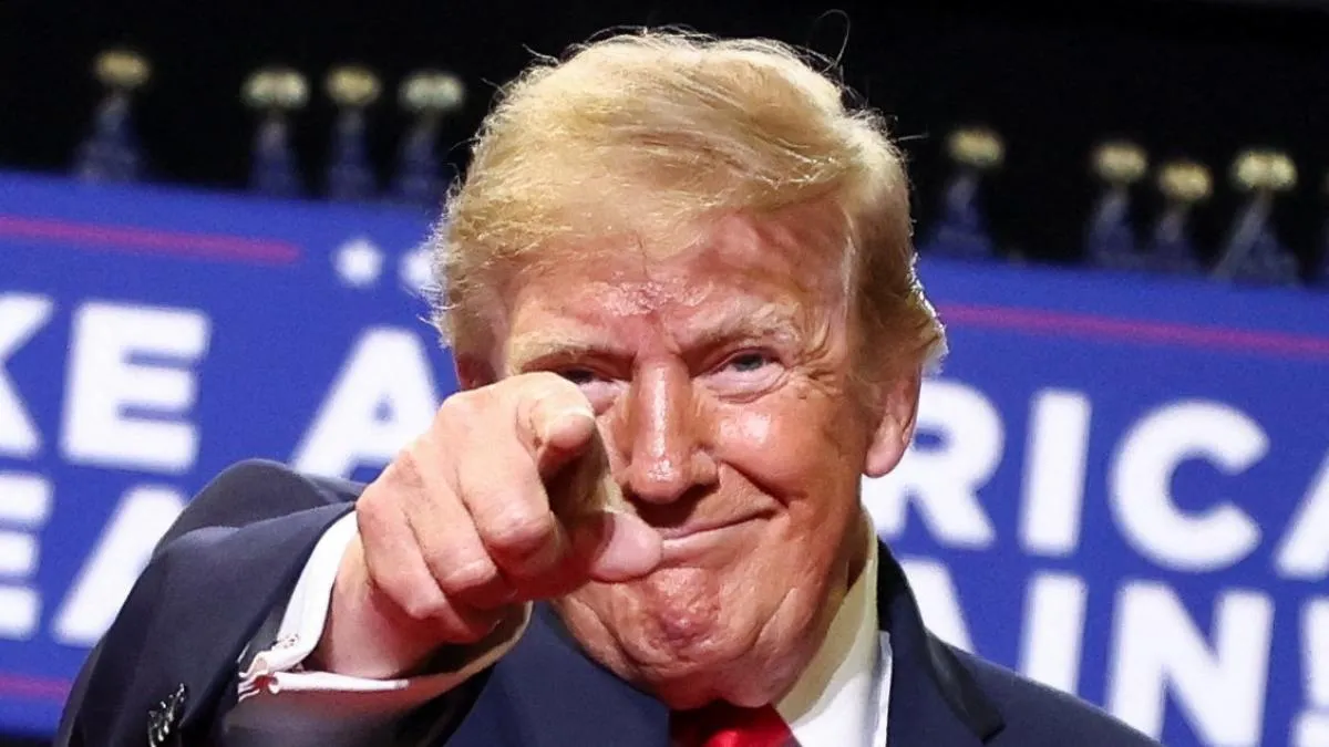 "Podría decir las cosas más estúpidas y aplaudirían": dice Trump sobre sus votantes