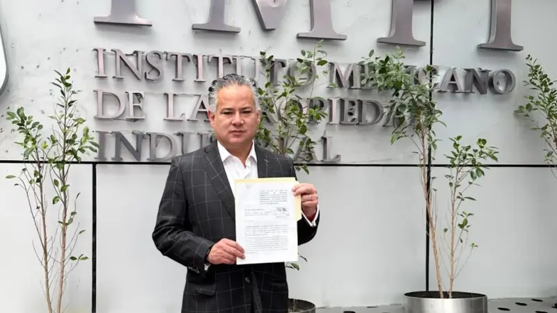 Santiago Nieto pide investigar uso del logo federal en espectaculares del tren México-Querétaro