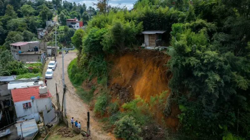 Atiende Ayuntamiento de Xalapa deslizamiento de tierra en colonia Colosio
