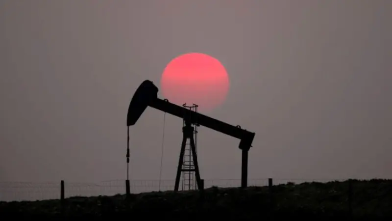 Petróleo cae más de 3 dólares tras pláticas sobre gasóleo y liberación de reservas petroleras