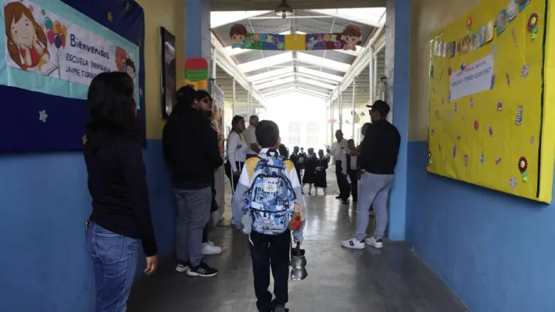 Maestros enfrentan grupos más grandes, más horas y escuelas bajo amenaza de violencia