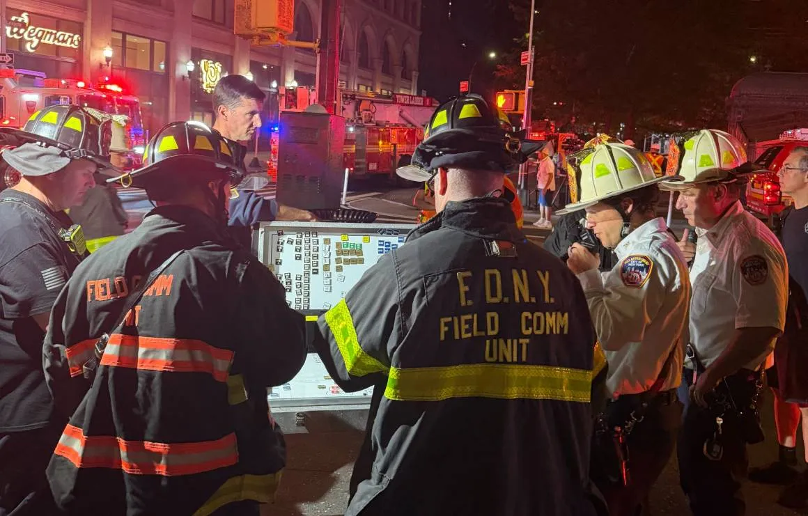 Reportan 2 bomberos heridos por incendio en balcón de Manhattan