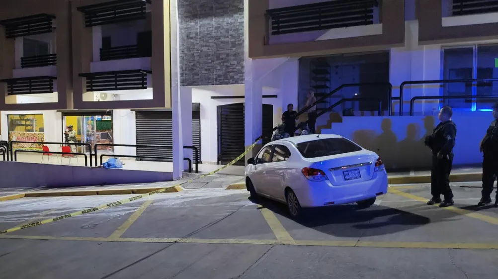 Matan a un hombre afuera de pizzería en plaza comercial de Culiacán