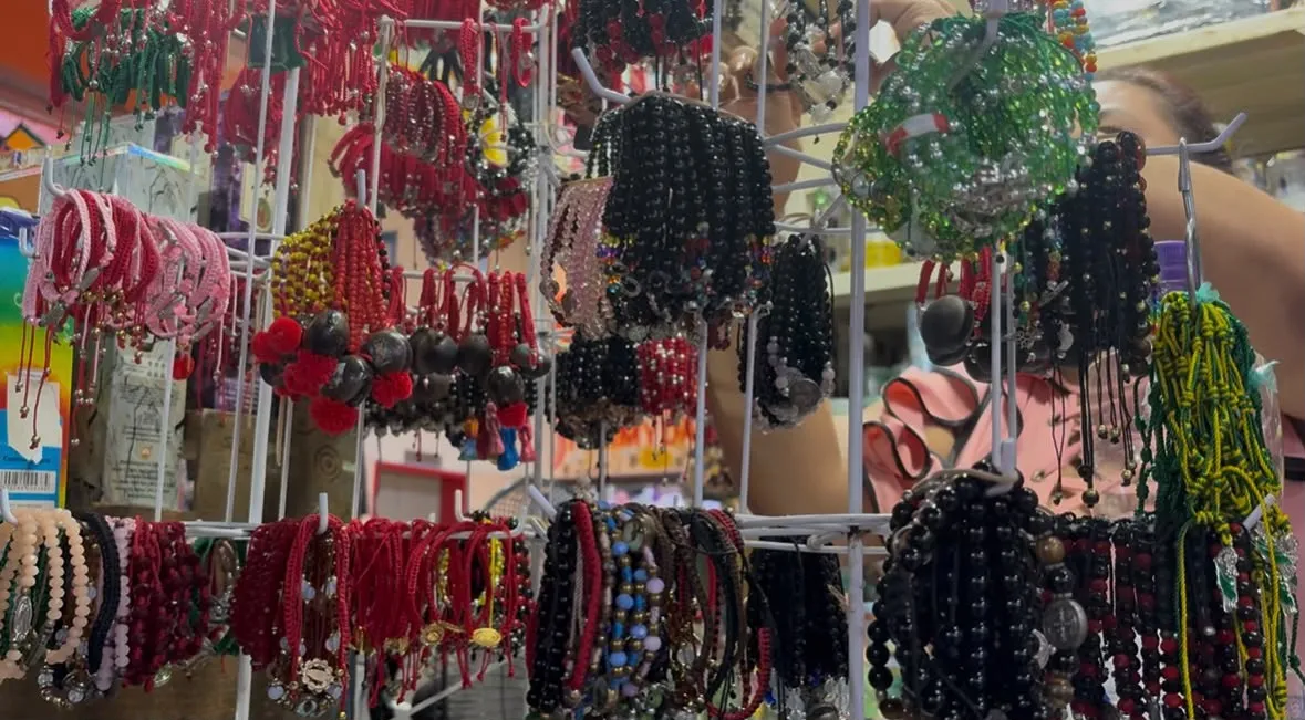 Amor, dinero y suerte: lo que buscan quienes consultan el tarot en el Mercado Juárez