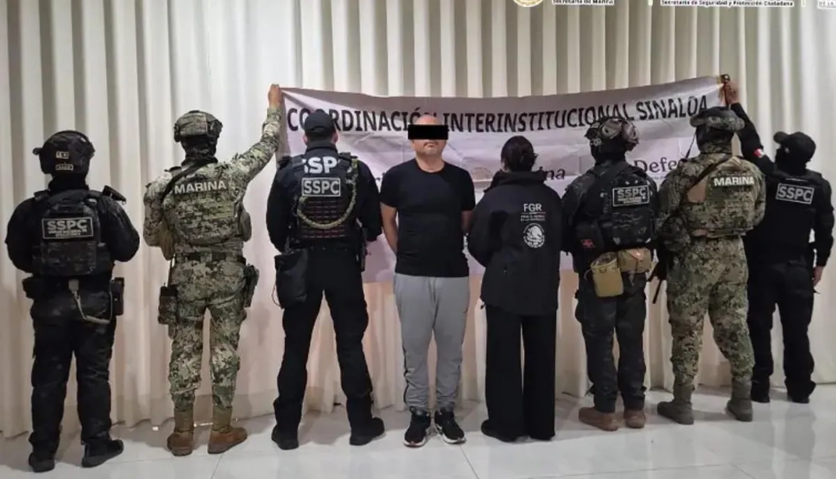 Detienen a hombre en fraccionamiento residencial de Mazatlán; aseguraron ocho vehículos y divisas