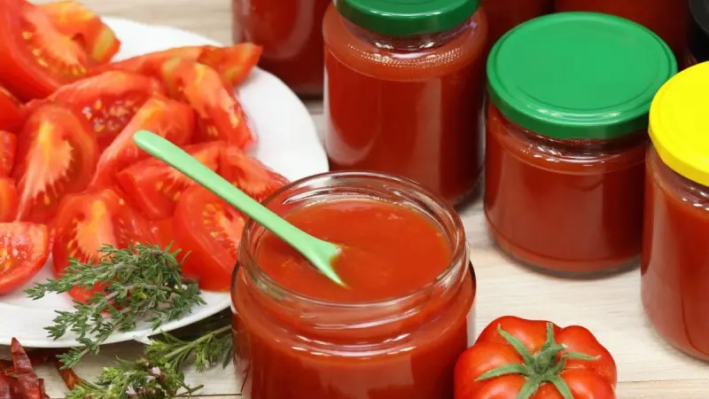 ¿Tienes jitomates maduros? Así puedes convertirlos en una catsup casera, espesa y deliciosa