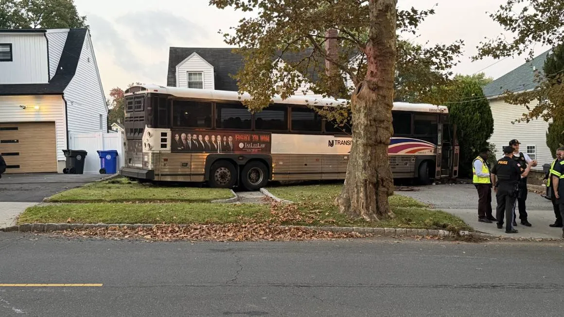 Se estrella autobús de NJ Transit contra una casa en Englewood