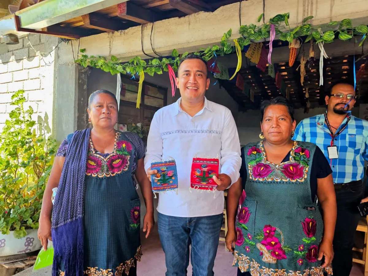 Reconoce Nino Morales labor de bordadoras y tejedoras de Oaxaca
