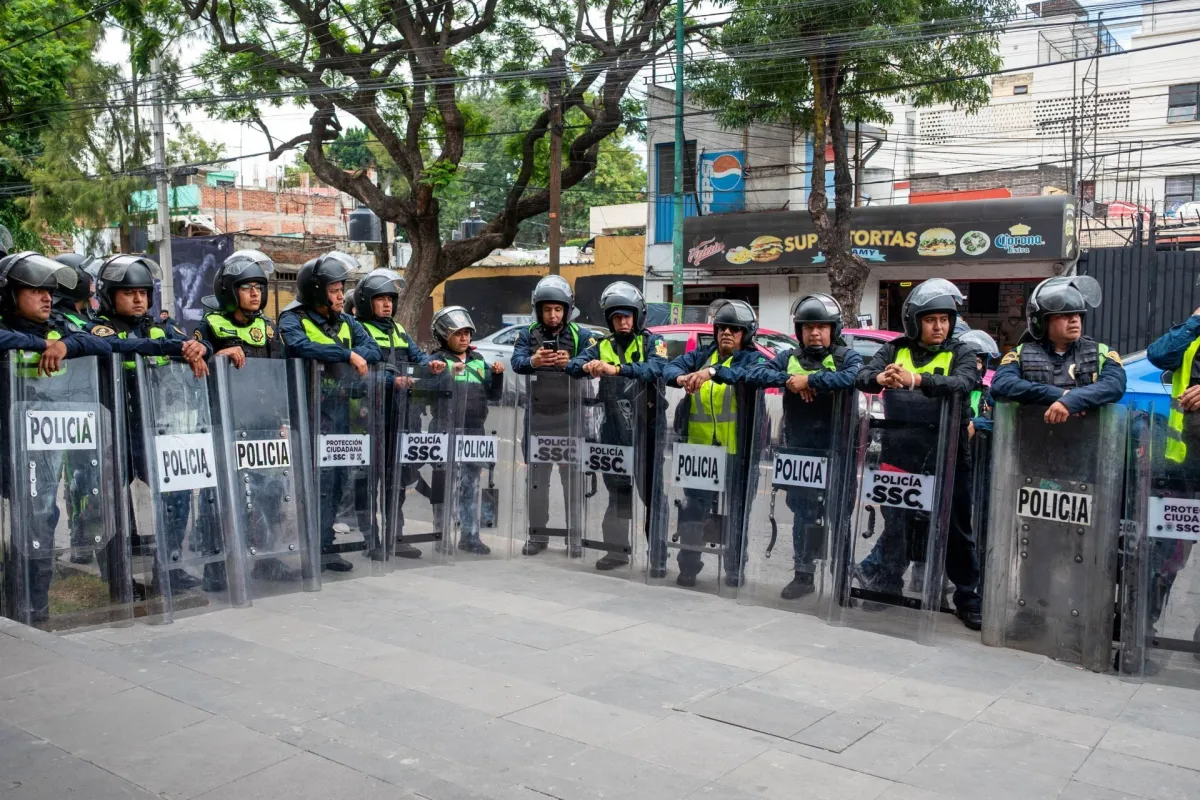 Manifestantes cierran Viaducto y Eje Central en Ciudad de México