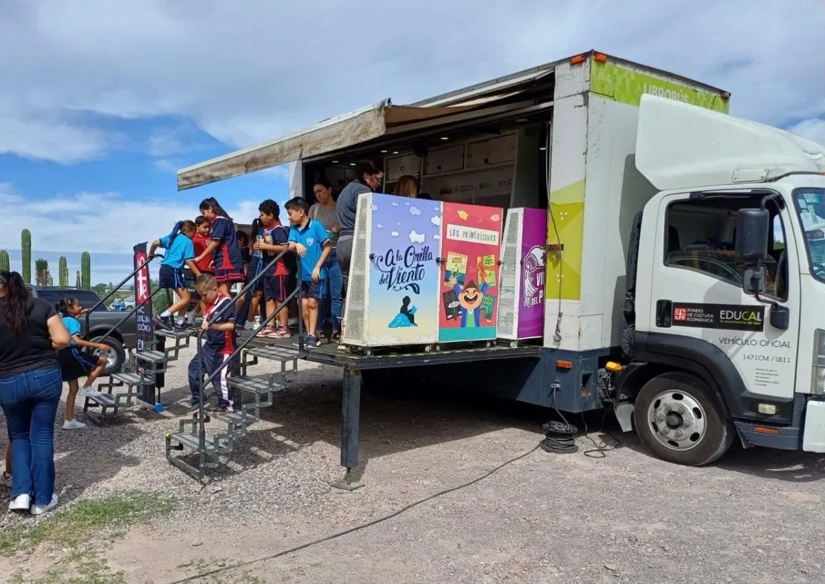 Una librería sobre ruedas con 10 mil libros: el Librobús arranca su recorrido por Baja California