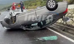 Vuelca auto en el Fray Junípero Serra