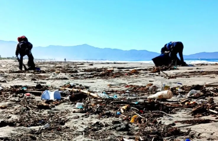 Marea alta vuelve a llevar basura a Playa Pacífica; retiran cuatro toneladas