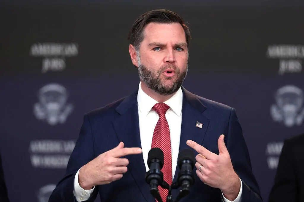 JD Vance arremete contra Microsoft: Lo acusa de despedir a trabajadores de EU y contratar a extranjeros