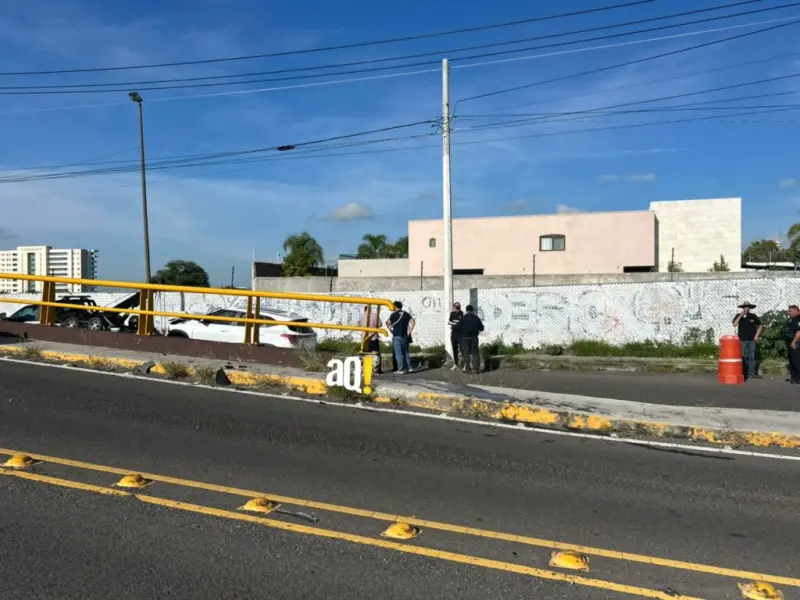 Camioneta choca contra puente vehicular en Juriquilla