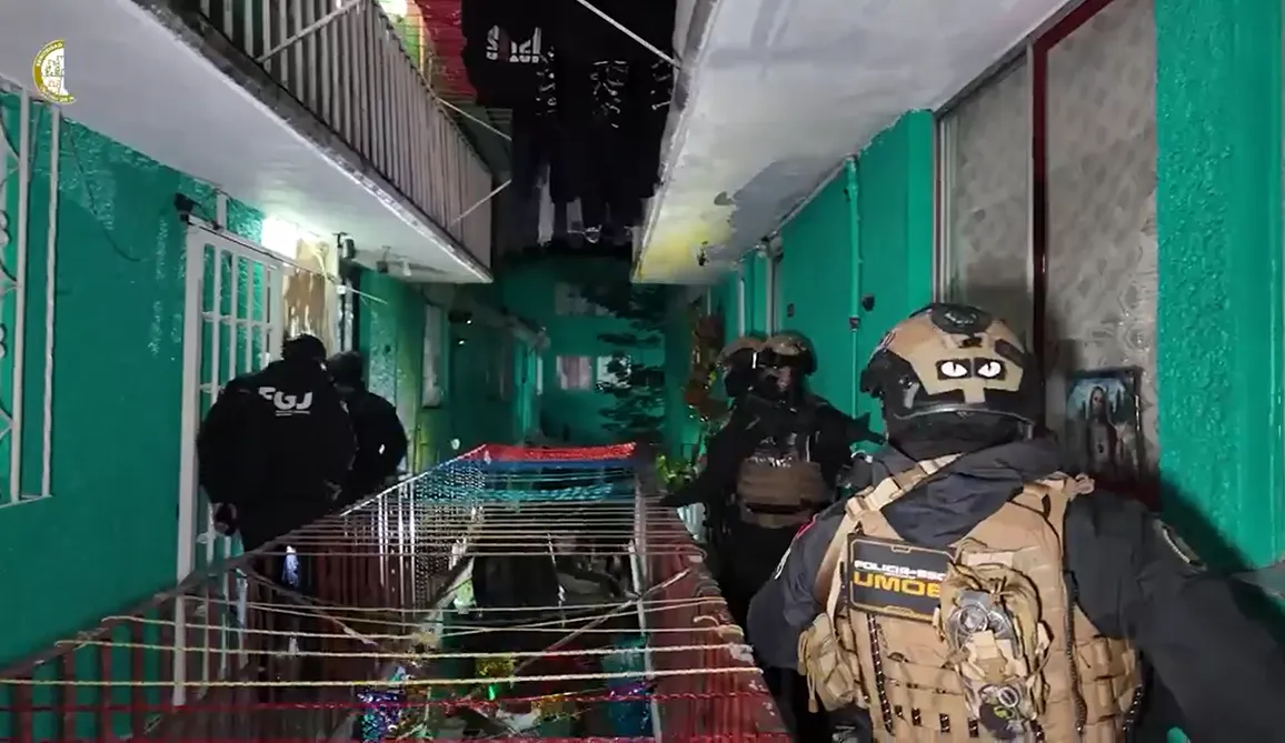 Cateo en departamento de la Doctores deja 3 detenidos con droga y arma