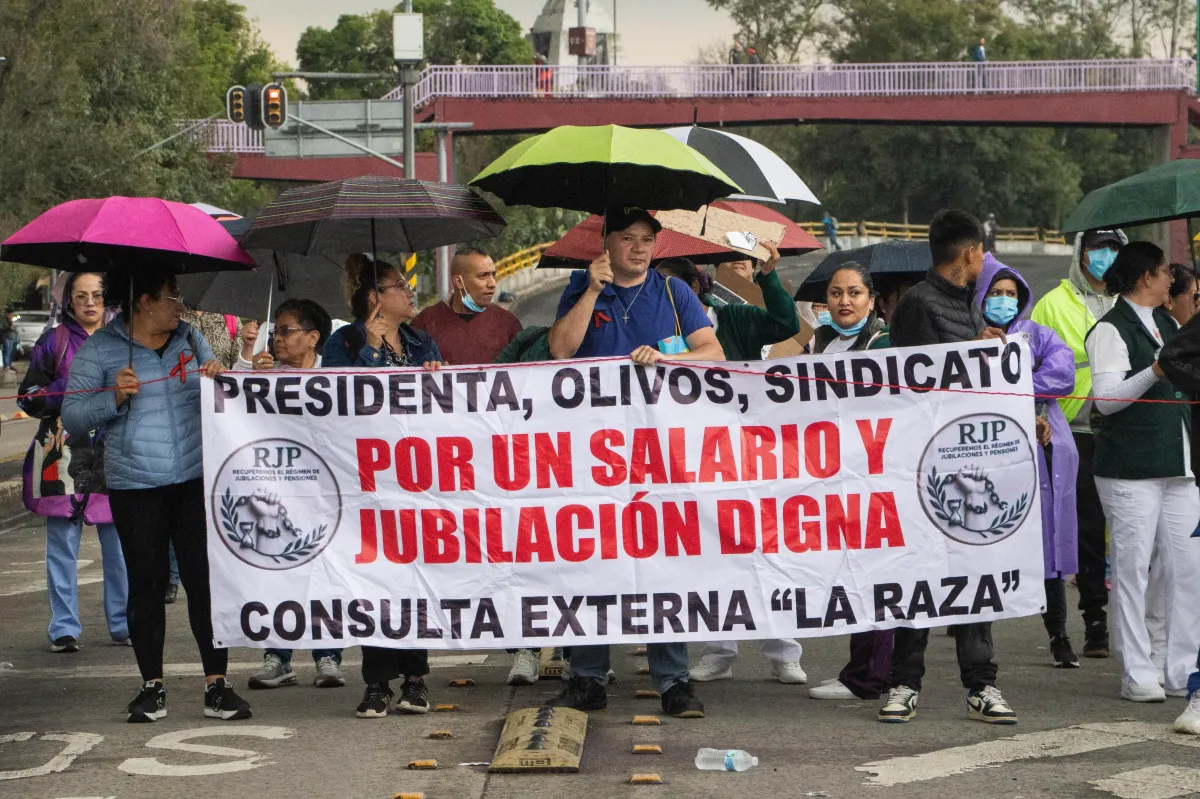 Policía de la CDMX repliega con empujones a manifestantes del IMSS en distintos bloqueos