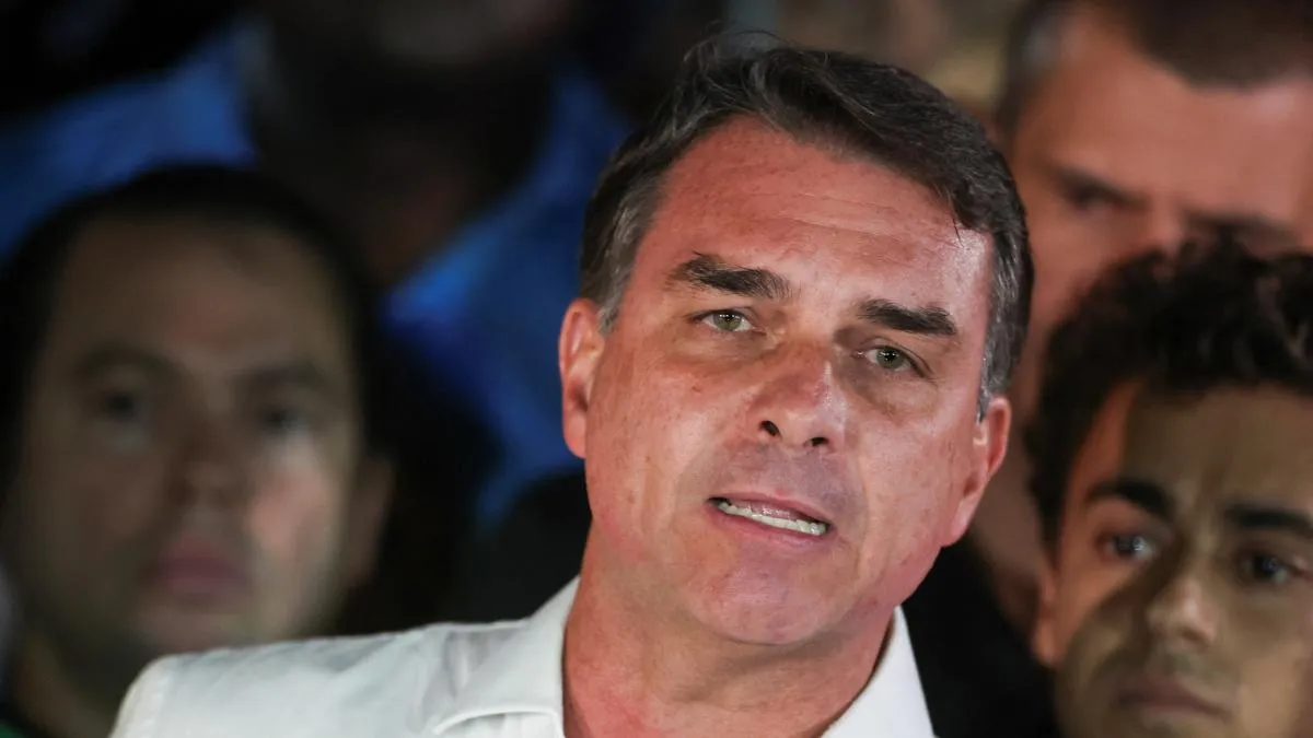 Flávio Bolsonaro aterriza en EU tras su derrota electoral en Brasil