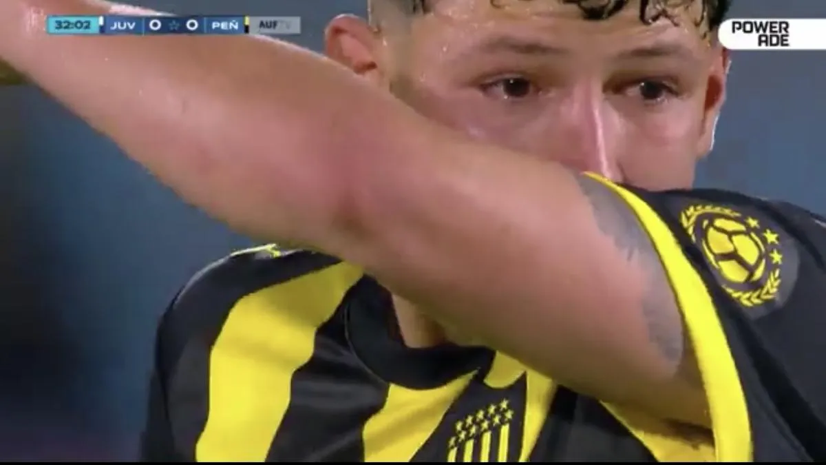 Jugador de Peñarol rompe en llanto tras críticas por frenar un ataque para auxiliar a un rival