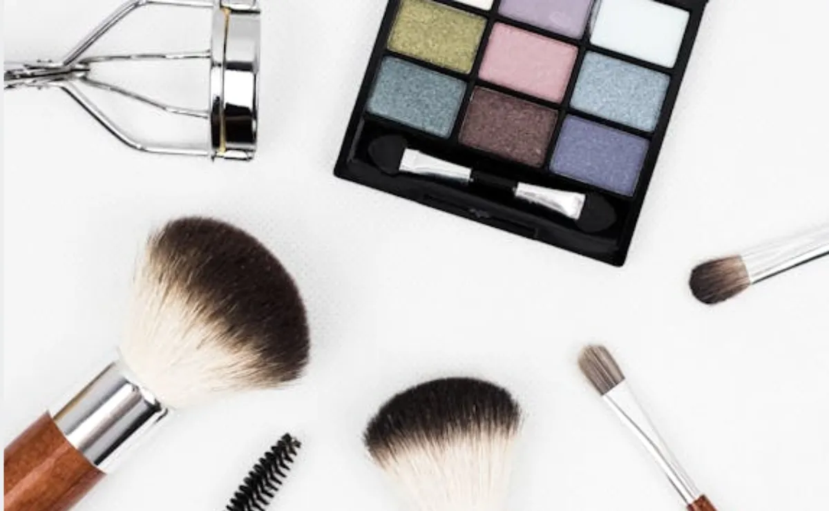 El maquillaje de ojos que necesitas para pasar de la oficina a una cena en cuestión de minutos
