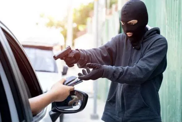 Asaltan a pareja y le roban 400 mil pesos destinados al pago de nómina