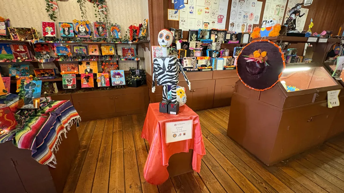 Estudiantes adelantan el Día de Muertos con exposición artística en Old Town en San Diego