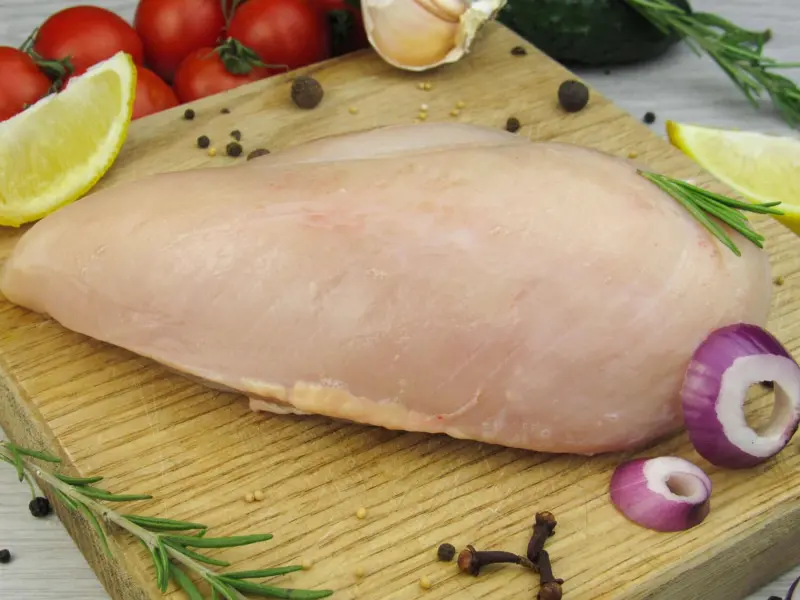 “Una luz para gobernarlas a todas”: el nuevo método para desinfectar el pollo crudo