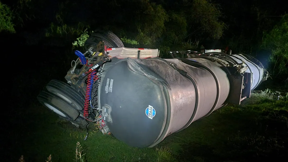 Vuelca tanque de pipa y registra fuga sobre la Carretera Nacional en Linares