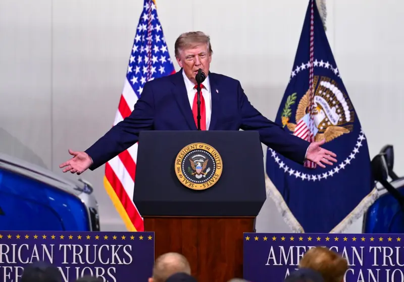 Con todo y pérdida de apoyo de hispanos: Trump defiende su política migratoria